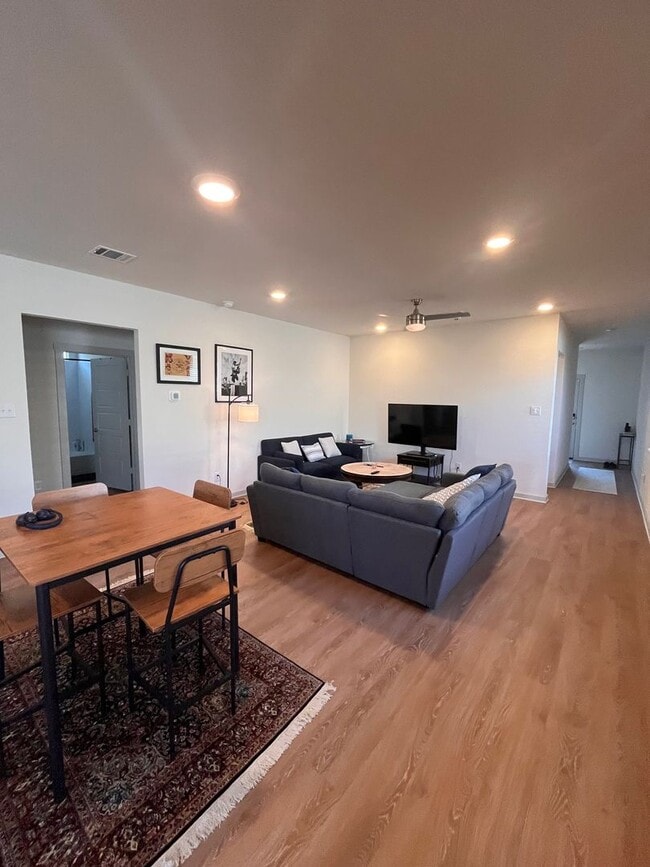 Building Photo - 3 bed 2 bath home off I-35