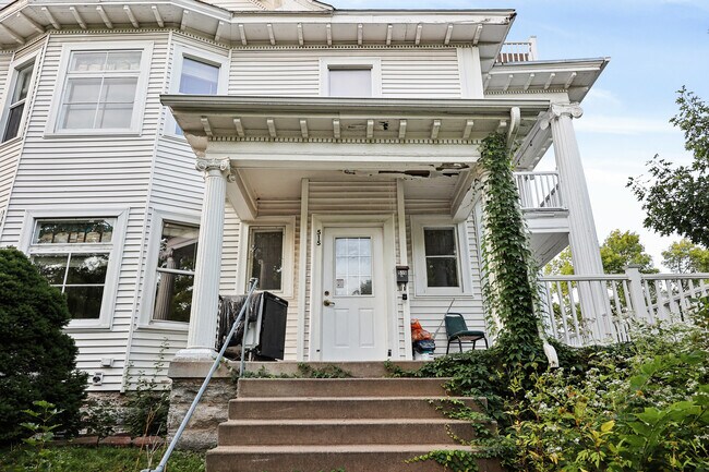 Building Photo - 515 W 25th St