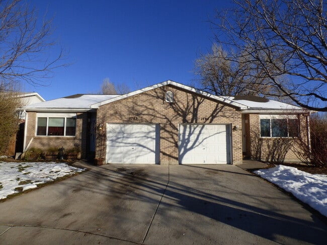 Building Photo - Beautiful 2 Bed/1 Bath Ranch Style Townhome!