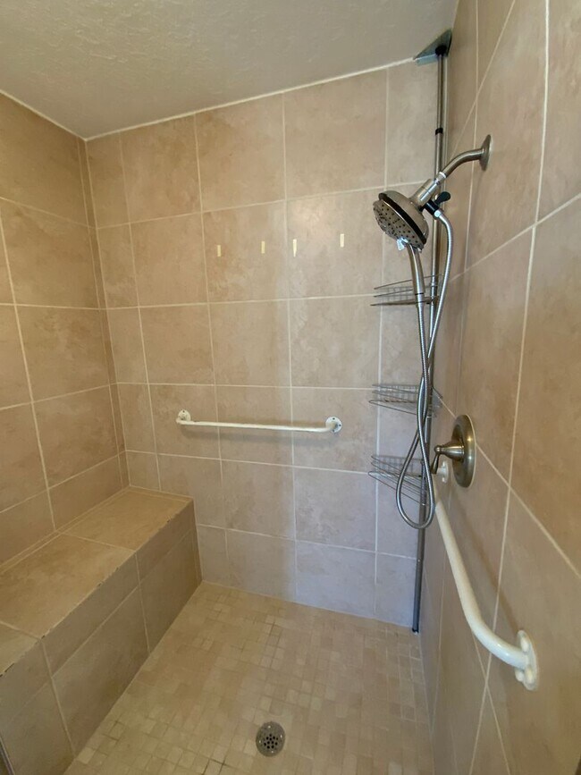 Building Photo - 3 Bedroom Single Story Home Available Near...
