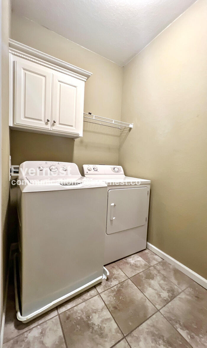 Building Photo - 5245 Overland Dr