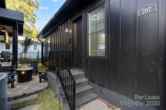 Building Photo - 705 S Torrence St