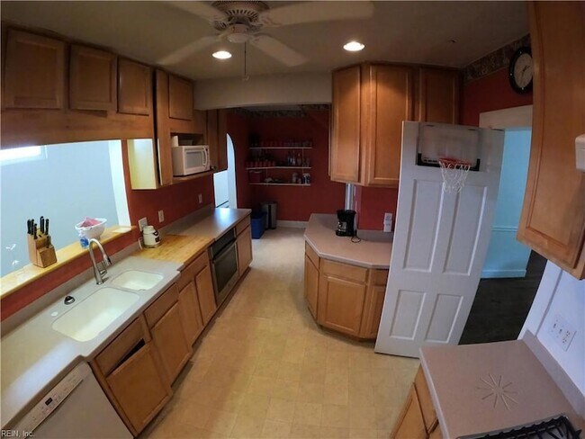 Building Photo - 1600 Cedar Ln