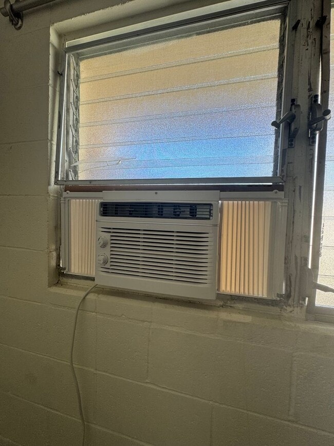 Building Photo - 2 Bed 1 Bath with 1 reserved parking in Moiliili