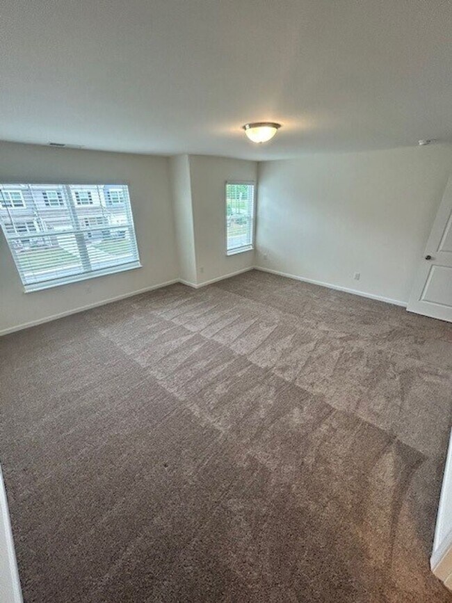 Building Photo - FREE RENT - $1000 Off First Month's Rent! ...
