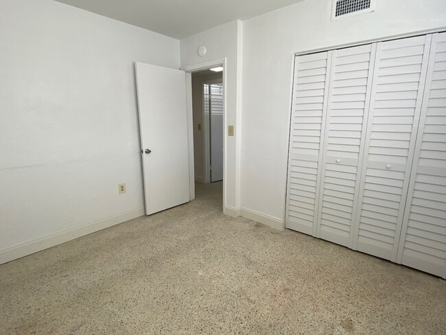 Building Photo - 931 SW 71st Ave