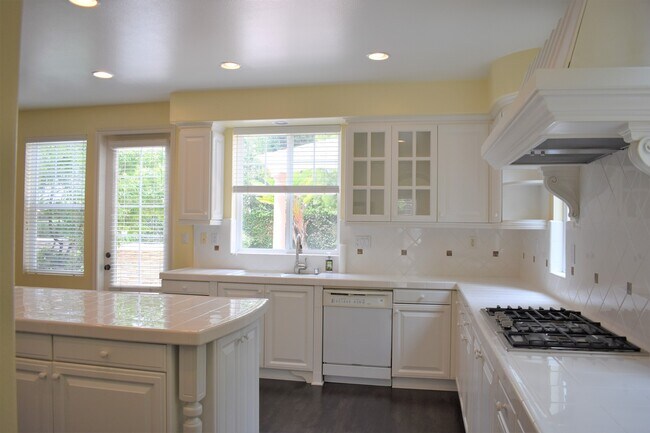 Building Photo - Beautiful 5 bedroom, 5 bath home in Desirable North Park Irvine