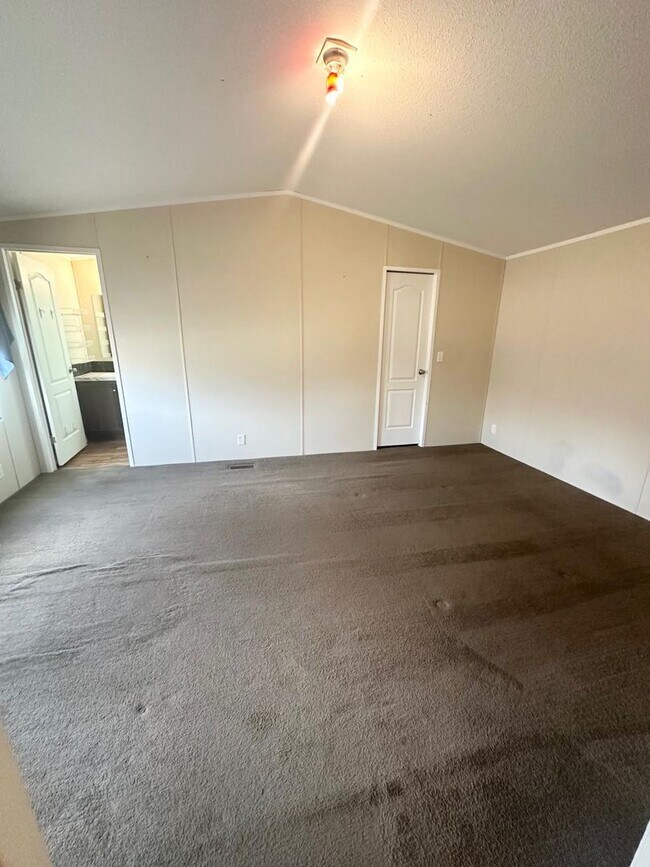 Building Photo - 3 Bedroom 2 Bathroom Ready to Rent