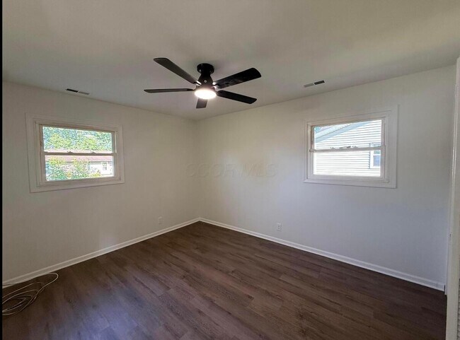 Building Photo - 100 Valley View Dr