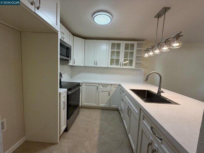 Building Photo - 6 Basin Ct
