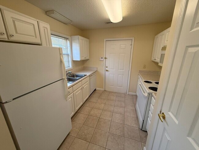 Building Photo - Beautiful 2 Bed 2 Bath Villa with 1 Car Garage! Available now!