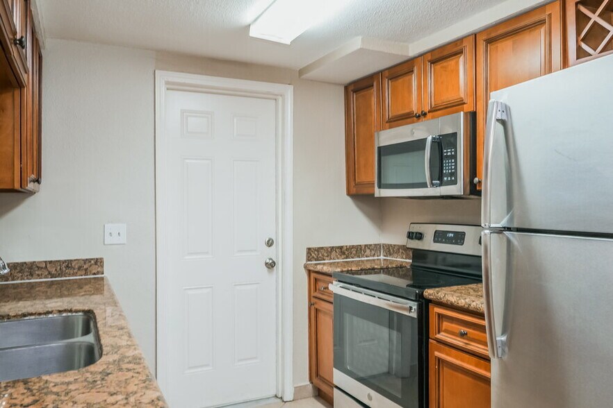 Building Photo - 6024 Boxwood Dr