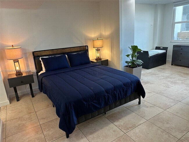 Building Photo - 6039 Collins Ave