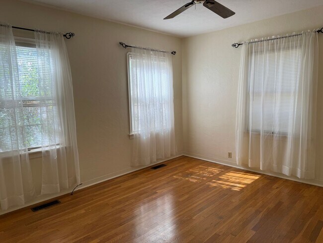 Building Photo - Great Southside Location, 2 Bedroom, 1 Bath Home