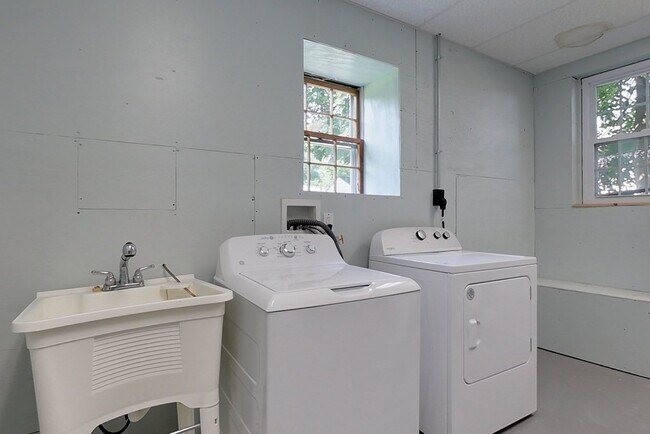 Building Photo - 10-12 Broadway St