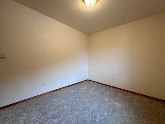 Building Photo - Beautiful Move-In Ready Single-Family Home on a Corner Lot in Gresham!