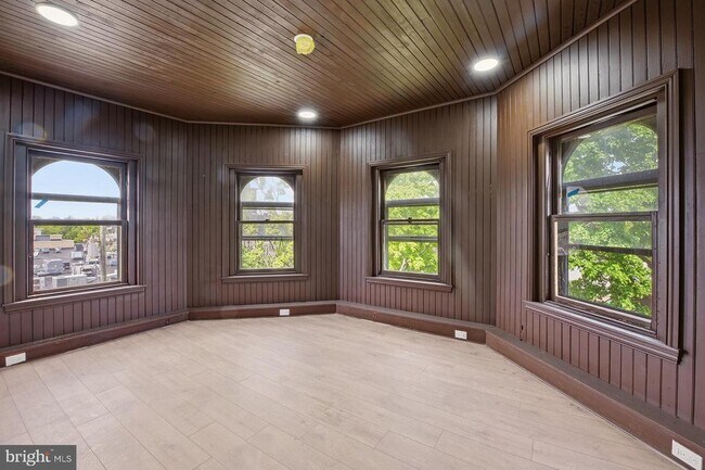 Building Photo - 6012 Ridge Ave