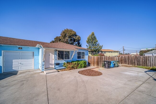 Building Photo - East Palo Alto Duplex for Rent - $3,000/mo