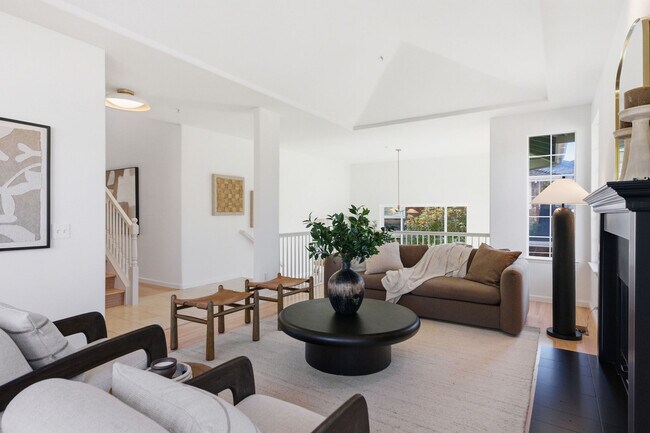 Building Photo - 15 Aaron Dr