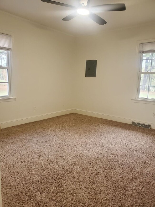 Building Photo - Newly Renovated 3 bedroom Single Family Ho...