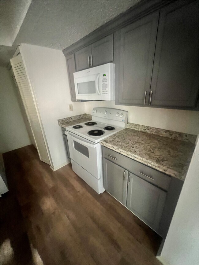 Building Photo - 5670 Birchmont Dr