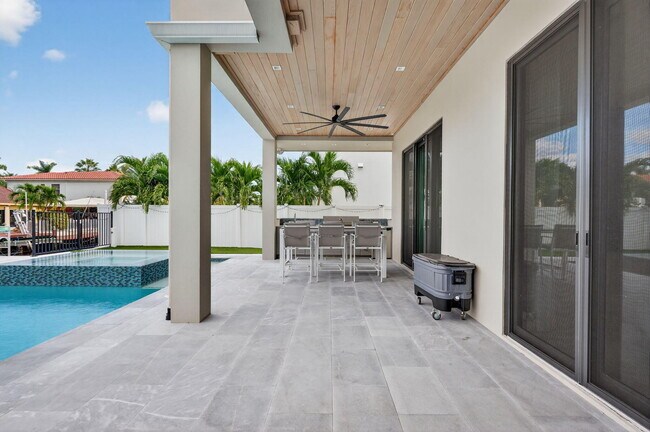 Building Photo - 785 NE 70th St