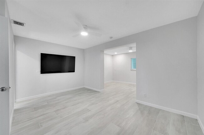 Building Photo - 4710 SW 43rd Ave