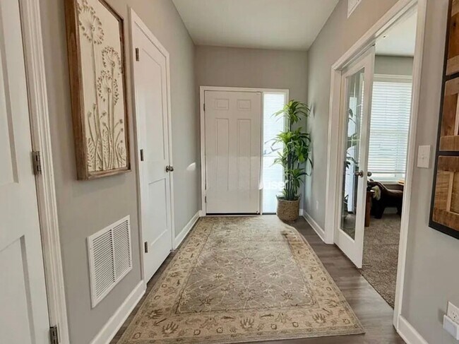 Building Photo - Gorgeous 4BR/2.5BA Rogers Home Available 8/1!
