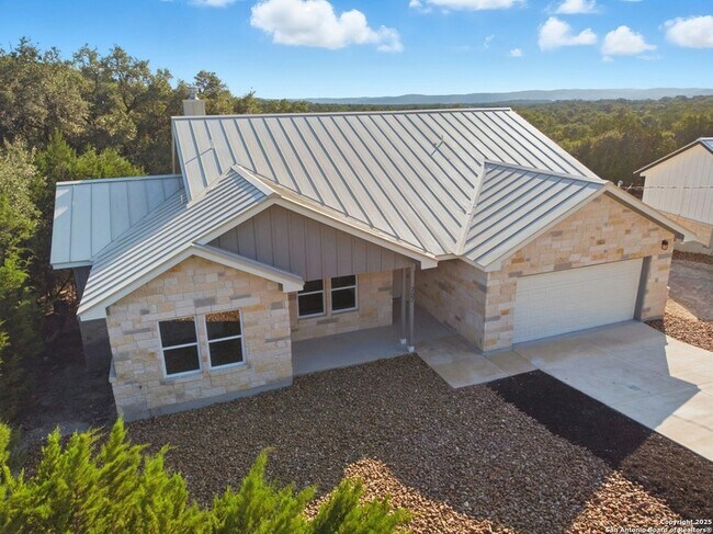 Building Photo - 207 Deer Oaks Dr