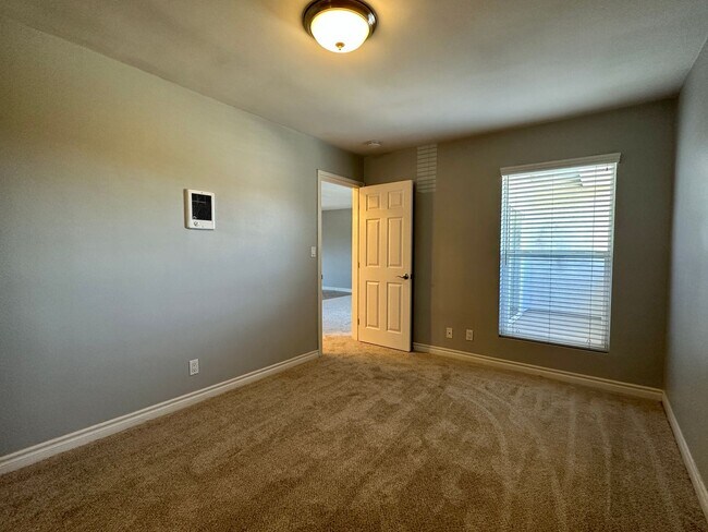 Building Photo - Beautiful Pacific Beach Condo Walking Distance To Beach and Bay