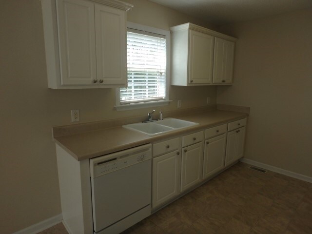 Building Photo - 8 Clarence Ln