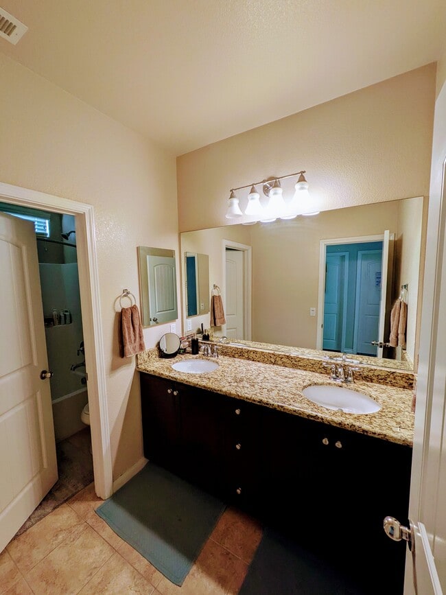 Building Photo - 3433 Arborview Dr