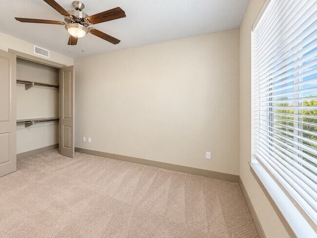 Building Photo - 10401 Town & Country Way