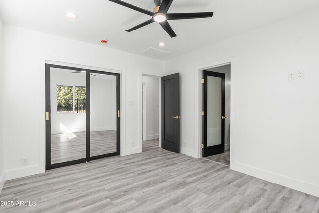 Building Photo - 2502 E Whitton Ave