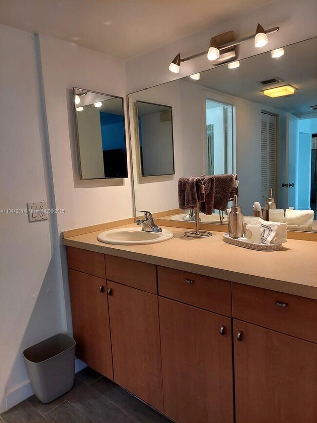 Building Photo - 3625 N Country Club Dr