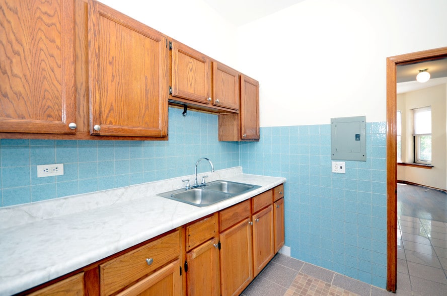 KITCHEN/BREAKER BOX - 1414 W Wilson Ave