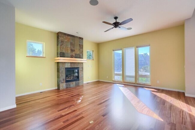 Building Photo - 2421 Rose Ct