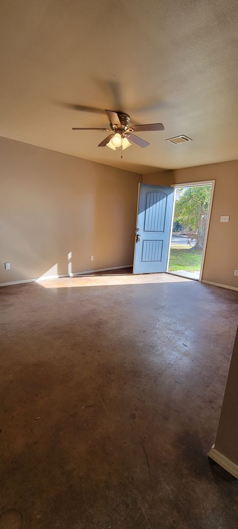 Building Photo - Newer Construction 2 bed/1 bath