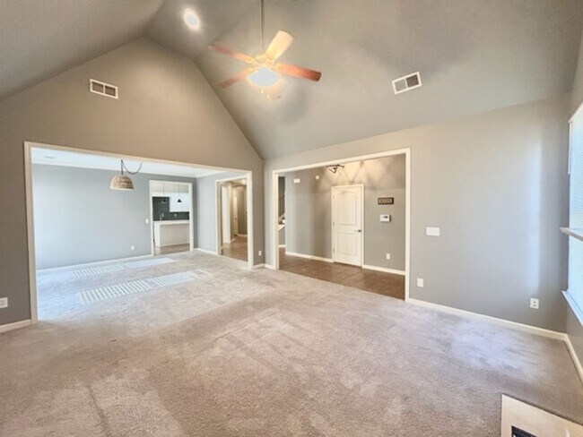 Building Photo - Beautiful 4 Bedroom 3 Bath Home in Lake Forest!