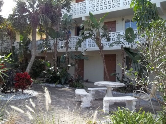 Building Photo - One bedroom condo beachside