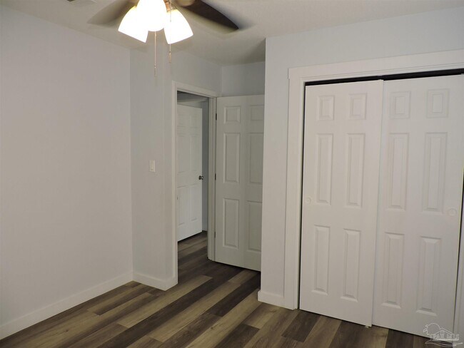 Building Photo - 526 Briarwood Dr