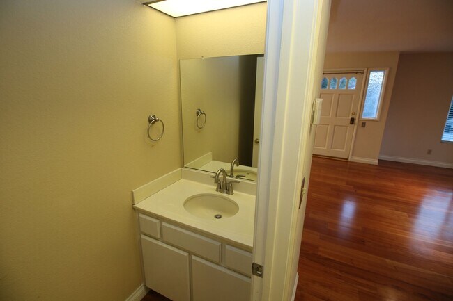 Building Photo - Refurbished Cape Cod Townhome – 2 Master B...