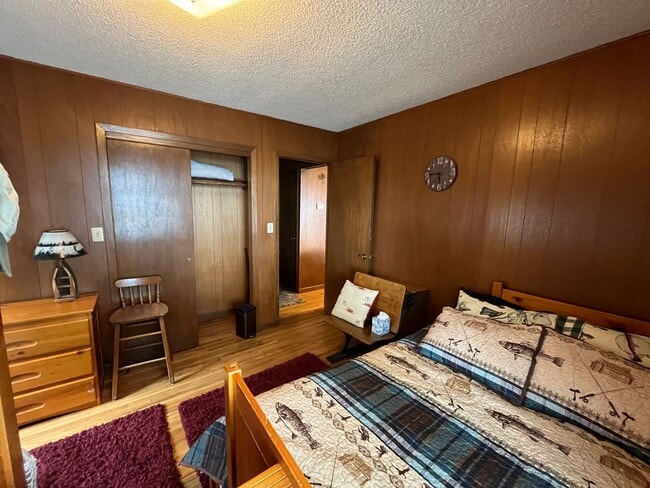 Building Photo - Fully Furnished Lake Home Available Sept. 15th, thru May 15th