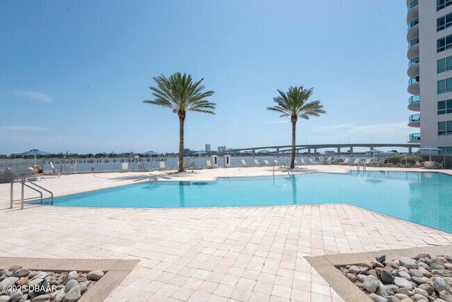 Building Photo - 231 Riverside Dr