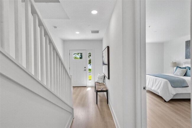 Building Photo - 218 Park Lake St