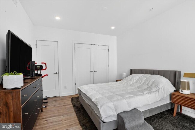 Building Photo - 304 Master St