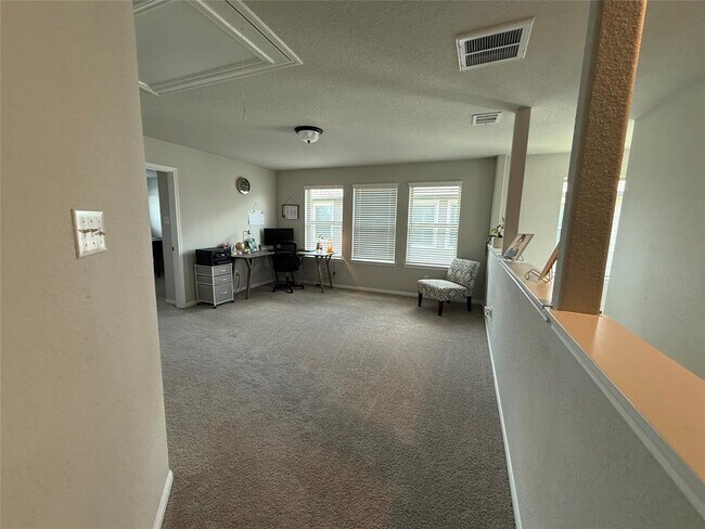 Building Photo - 5621 Hyde Park Dr