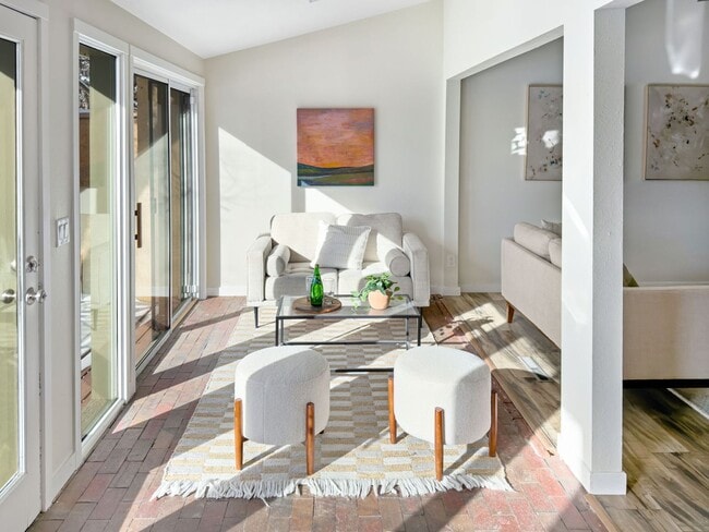 Building Photo - Beautifully Remodeled 3BD/2.5BA Spacious T...