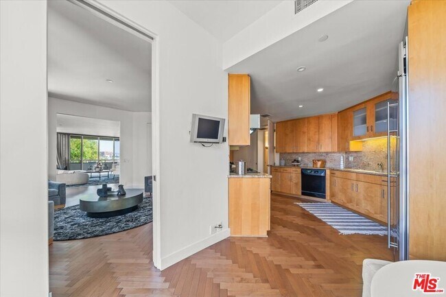 Building Photo - 300 N Swall Dr