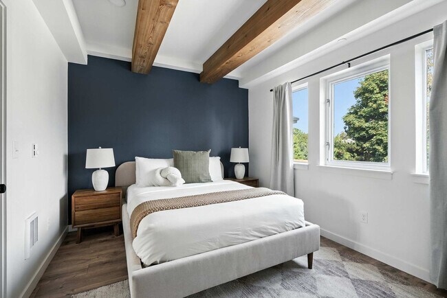 Building Photo - 925 NE 23rd Ave